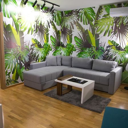House Of Mac Apartments Ni Екстериор снимка